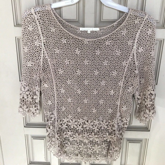 Mosaic&Co Crochet Top SzM Beige HI/LO Pretty Pullover 3/4 Sleeves NWOT - Picture 2 of 5